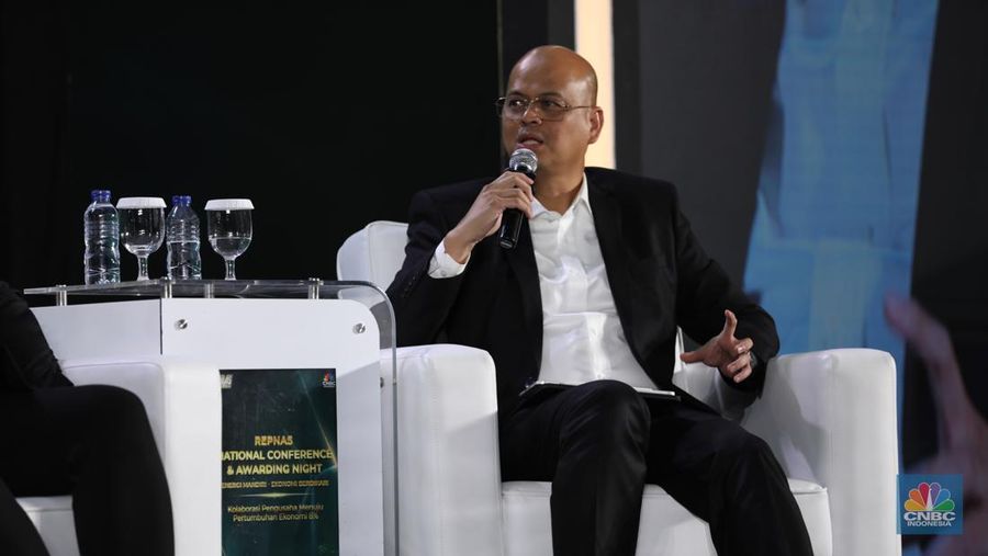 Director PT Bumi Resources Tbk, Rio Supin memberikan pemaparan dalam acara REPNAS National Conference & Awarding Night Energi Mandiri - Ekonomi Berdikari di Menara Bank Mega, Jakarta, Senin (14/10/2024). (CNBC Indonesia/Tri Susilo)