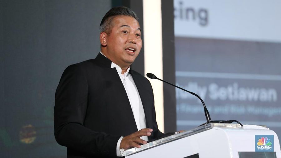 Direktur Finance and Risk Management PT Mandiri Utama Finance, Rully Setiawan memberikan pemaparan dalam acara REPNAS National Conference & Awarding Night Energi Mandiri - Ekonomi Berdikari di Menara Bank Mega, Jakarta, Senin (14/10/2024). (CNBC Indonesia/Tri Susilo)