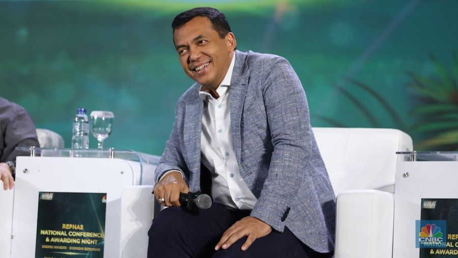 Direktur Jenderal Imigrasi Kementerian Hukum dan Hak Asasi Manusia, Silmy Karim memberikan pemaparan dalam acara REPNAS National Conference & Awarding Night Energi Mandiri - Ekonomi Berdikari di Menara Bank Mega, Jakarta, Senin (14/10/2024). (CNBC Indonesia/Tri Susilo)