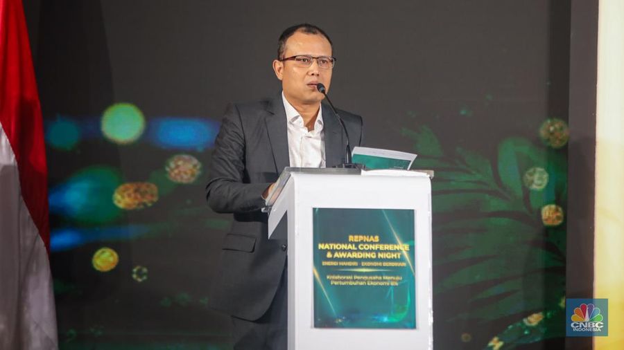 Direktur Manajemen Risiko Pertamina NRE, Iin Febrian memberikan pemaparan dalam acara REPNAS National Conference & Awarding Night Energi Mandiri - Ekonomi Berdikari di Menara Bank Mega, Jakarta, Senin (14/10/2024). (CNBC Indonesia/Faisal Rahman)