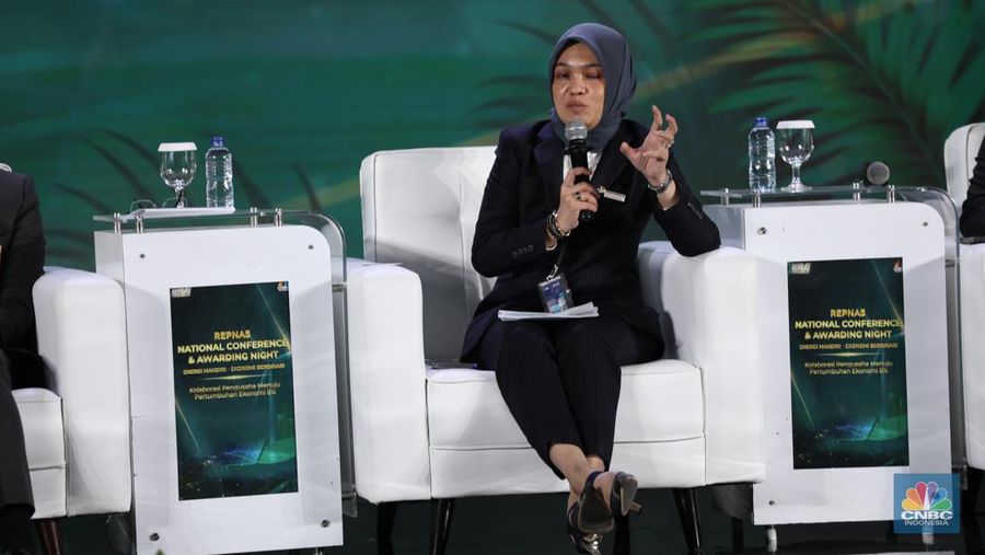 Direktur Strategi dan Pengembangan Bisnis PT Perusahaan Gas Negara Tbk, Rosa Permata Sari memberikan pemaparan dalam acara REPNAS National Conference & Awarding Night Energi Mandiri - Ekonomi Berdikari di Menara Bank Mega, Jakarta, Senin (14/10/2024). (CNBC Indonesia/Tri Susilo)