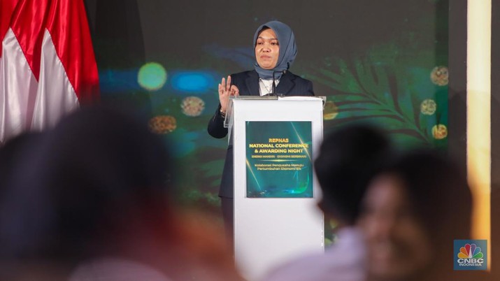 Direktur Strategi dan Pengembangan Bisnis PT Perusahaan Gas Negara Tbk, Rosa Permata Sari memberikan pemaparan dalam acara REPNAS National Conference & Awarding Night Energi Mandiri - Ekonomi Berdikari di Menara Bank Mega, Jakarta, Senin (14/10/2024). (CNBC Indonesia/Faisal Rahman)