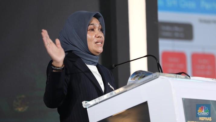 Direktur Strategi dan Pengembangan Bisnis PT Perusahaan Gas Negara Tbk, Rosa Permata Sari memberikan pemaparan dalam acara REPNAS National Conference & Awarding Night Energi Mandiri - Ekonomi Berdikari di Menara Bank Mega, Jakarta, Senin (14/10/2024). (CNBC Indonesia/Tri Susilo)