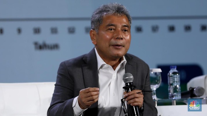 Direktur Utama PT Bank Rakyat Indonesia (Persero) Tbk, Sunarso memberikan pemaparan dalam acara REPNAS National Conference & Awarding Night Energi Mandiri - Ekonomi Berdikari di Menara Bank Mega, Jakarta, Senin (14/10/2024). (CNBC Indonesia/Tri Susilo)