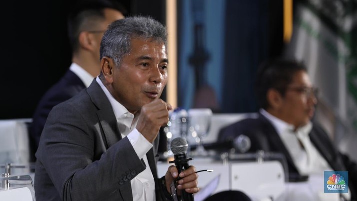 Direktur Utama PT Bank Rakyat Indonesia (Persero) Tbk, Sunarso memberikan pemaparan dalam acara REPNAS National Conference & Awarding Night Energi Mandiri - Ekonomi Berdikari di Menara Bank Mega, Jakarta, Senin (14/10/2024). (CNBC Indonesia/Tri Susilo)