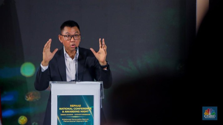 Direktur Utama PT PLN (Persero), Darmawan Prasodjo memberikan pemaparan dalam acara REPNAS National Conference & Awarding Night Energi Mandiri - Ekonomi Berdikari di Menara Bank Mega, Jakarta, Senin (14/10/2024). (CNBC Indonesia/Faisal Rahman)