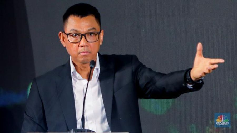 Direktur Utama PT PLN (Persero), Darmawan Prasodjo memberikan pemaparan dalam acara REPNAS National Conference & Awarding Night Energi Mandiri - Ekonomi Berdikari di Menara Bank Mega, Jakarta, Senin (14/10/2024). (CNBC Indonesia/Faisal Rahman)