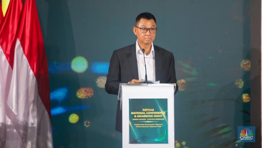 Direktur Utama PT PLN (Persero), Darmawan Prasodjo memberikan pemaparan dalam acara REPNAS National Conference & Awarding Night Energi Mandiri - Ekonomi Berdikari di Menara Bank Mega, Jakarta, Senin (14/10/2024). (CNBC Indonesia/Faisal Rahman)