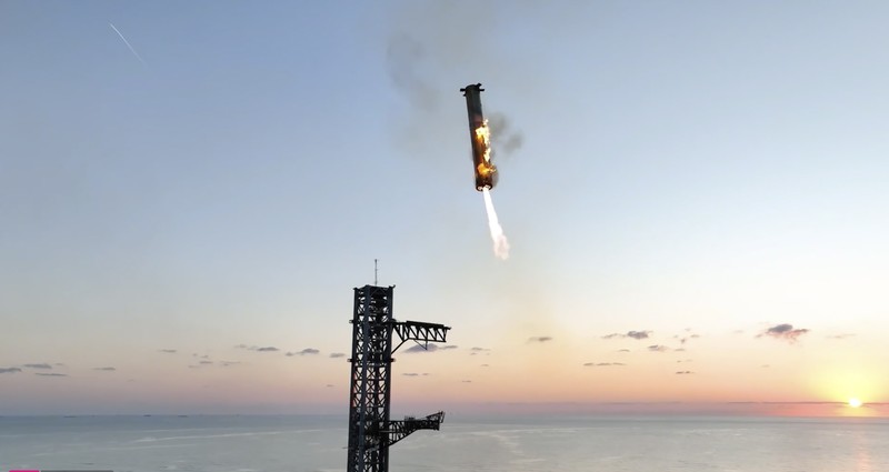 Starship milik SpaceX lepas landas selama uji terbang kelimanya, di Boca Chica, Texas, AS, 13 Oktober 2024. Starship milik SpaceX lepas landas selama uji terbang kelimanya, di Boca Chica, Texas, AS, 13 Oktober 2024. (REUTERS/Kaylee Greenlee Beal)