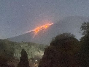 Hutan di Lereng Gunung Agung Terbakar