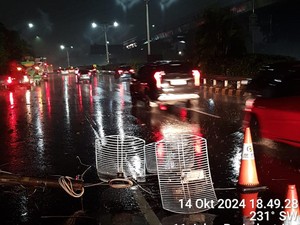 Tiang CCTV Roboh di Cawang, Lalin Tol Dalkot Arah Jagorawi Padat