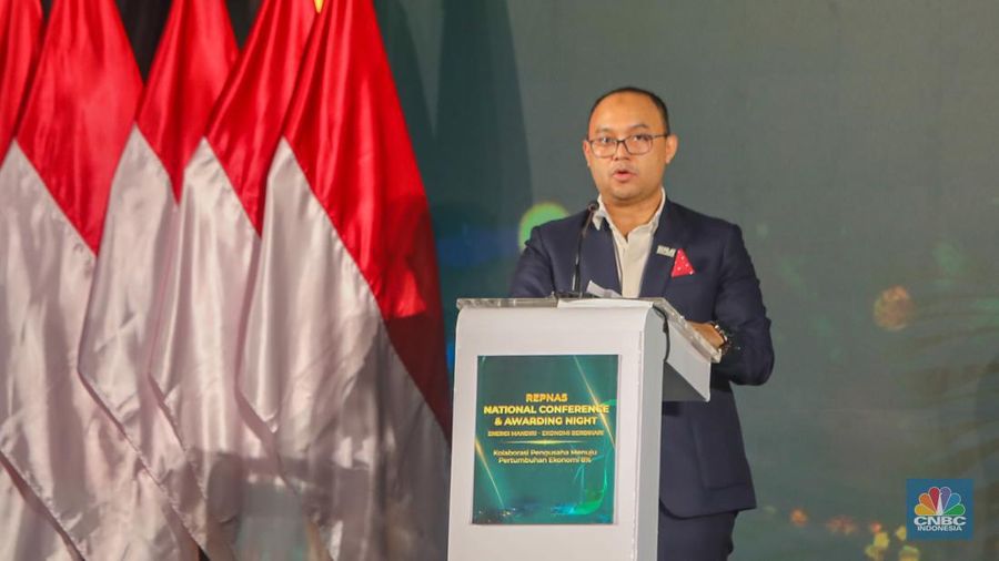 Ketua Umum Repnas, Anggawira menyampaikan laporan dalam acara REPNAS National Conference & Awarding Night Energi Mandiri - Ekonomi Berdikari di Menara Bank Mega, Jakarta, Senin (14/10/2024). (CNBC Indonesia/Faisal Rahman)