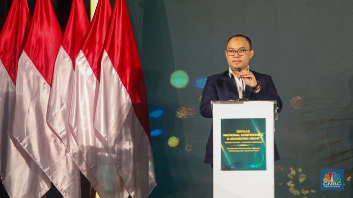 Ketua Umum Repnas, Anggawira menyampaikan laporan dalam acara REPNAS National Conference & Awarding Night Energi Mandiri - Ekonomi Berdikari di Menara Bank Mega, Jakarta, Senin (14/10/2024). (CNBC Indonesia/Faisal Rahman)