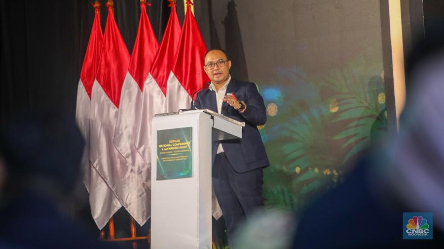 Ketua Umum Repnas, Anggawira menyampaikan laporan dalam acara REPNAS National Conference & Awarding Night Energi Mandiri - Ekonomi Berdikari di Menara Bank Mega, Jakarta, Senin (14/10/2024). (CNBC Indonesia/Faisal Rahman)