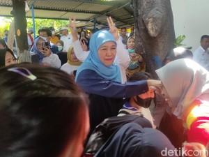 Datangi Pabrik Biskuit di Sidoarjo, Khofifah Ajak Buruh Cari Income Tambahan