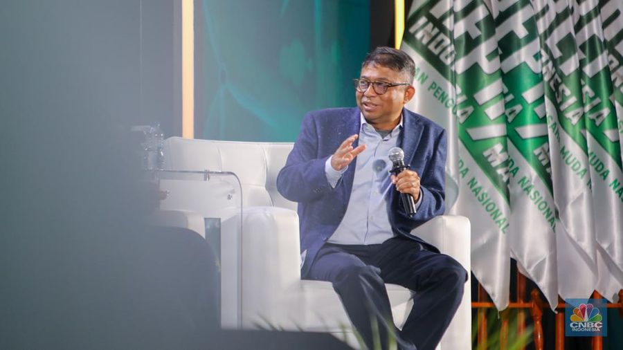 Komisaris PT PLN (Persero), Mohamad Ikhsan, memberikan pemaparan dalam acara REPNAS National Conference & Awarding Night Energi Mandiri - Ekonomi Berdikari di Menara Bank Mega, Jakarta, Senin (14/10/2024). (CNBC Indonesia/Faisal Rahman)