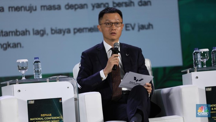 Marketing Director Wuling Motors, Liu Yan memberikan pemaparan dalam acara REPNAS National Conference & Awarding Night Energi Mandiri - Ekonomi Berdikari di Menara Bank Mega, Jakarta, Senin (14/10/2024). (CNBC Indonesia/Tri Susilo)