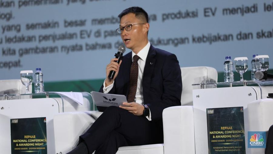 Marketing Director Wuling Motors, Liu Yan memberikan pemaparan dalam acara REPNAS National Conference & Awarding Night Energi Mandiri - Ekonomi Berdikari di Menara Bank Mega, Jakarta, Senin (14/10/2024). (CNBC Indonesia/Tri Susilo)