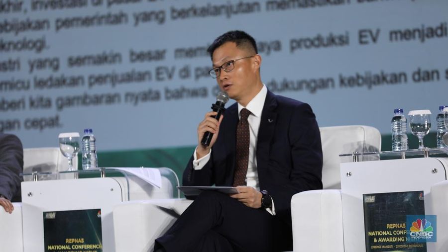 Marketing Director Wuling Motors, Liu Yan memberikan pemaparan dalam acara REPNAS National Conference & Awarding Night Energi Mandiri - Ekonomi Berdikari di Menara Bank Mega, Jakarta, Senin (14/10/2024). (վ/Tri Susilo)