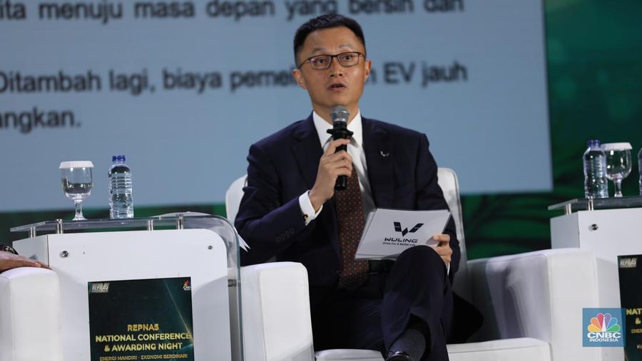 Marketing Director Wuling Motors, Liu Yan memberikan pemaparan dalam acara REPNAS National Conference & Awarding Night Energi Mandiri - Ekonomi Berdikari di Menara Bank Mega, Jakarta, Senin (14/10/2024). (վ/Tri Susilo)