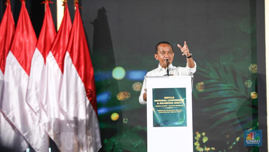 Menteri ESDM sekaligus Ketua Dewan Pembina REPNAS, Bahlil Lahadalia memberikan sambutan dalam acara REPNAS National Conference & Awarding Night Energi Mandiri - Ekonomi Berdikari di Menara Bank Mega, Jakarta, Senin (14/10/2024). (CNBC Indonesia/Tri Susilo)