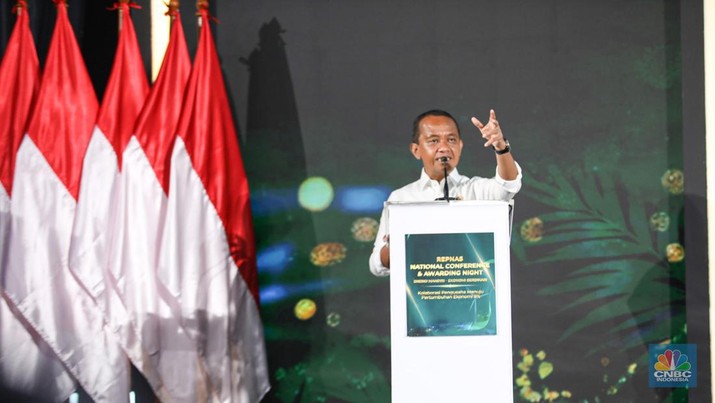 Menteri ESDM sekaligus Ketua Dewan Pembina REPNAS, Bahlil Lahadalia memberikan sambutan dalam acara REPNAS National Conference & Awarding Night Energi Mandiri - Ekonomi Berdikari di Menara Bank Mega, Jakarta, Senin (14/10/2024). (CNBC Indonesia/Tri Susilo)