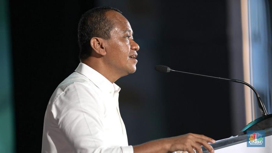 Menteri ESDM sekaligus Ketua Dewan Pembina REPNAS, Bahlil Lahadalia memberikan sambutan dalam acara REPNAS National Conference & Awarding Night Energi Mandiri - Ekonomi Berdikari di Menara Bank Mega, Jakarta, Senin (14/10/2024). (CNBC Indonesia/Tri Susilo)