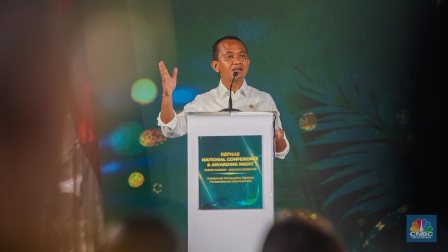 Menteri ESDM sekaligus Ketua Dewan Pembina REPNAS, Bahlil Lahadalia memberikan sambutan dalam acara REPNAS National Conference & Awarding Night Energi Mandiri - Ekonomi Berdikari di Menara Bank Mega, Jakarta, Senin (14/10/2024). (վ/Tri Susilo)