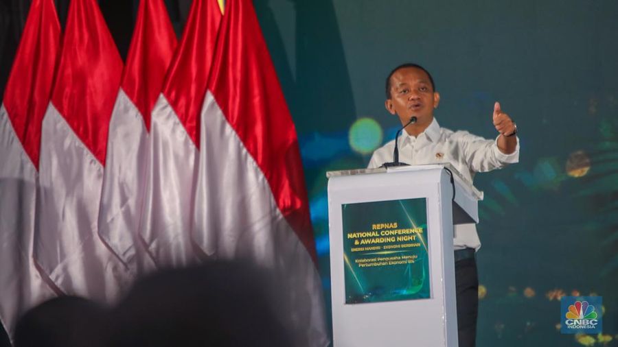 Menteri ESDM sekaligus Ketua Dewan Pembina REPNAS, Bahlil Lahadalia memberikan sambutan dalam acara REPNAS National Conference & Awarding Night Energi Mandiri - Ekonomi Berdikari di Menara Bank Mega, Jakarta, Senin (14/10/2024). (CNBC Indonesia/Tri Susilo)