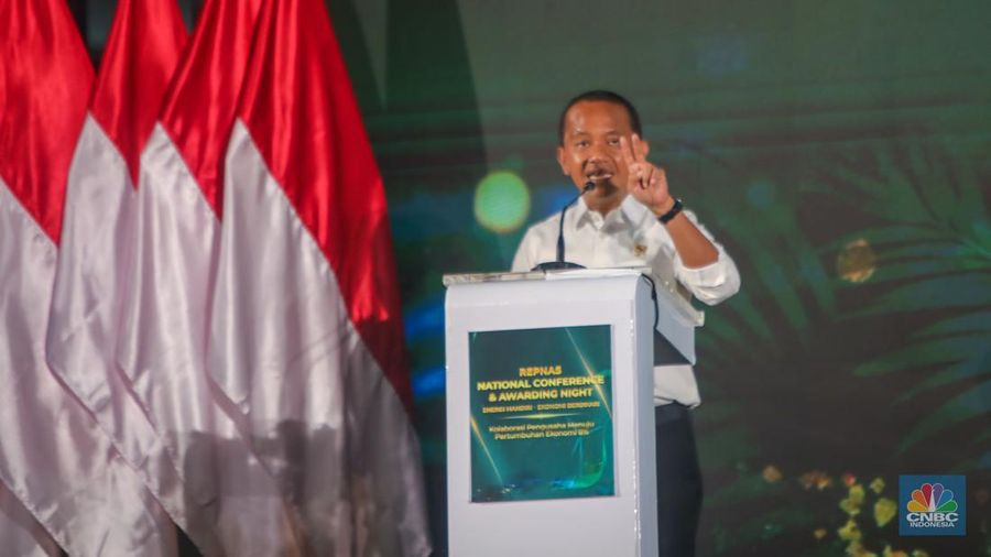 Menteri ESDM sekaligus Ketua Dewan Pembina REPNAS, Bahlil Lahadalia memberikan sambutan dalam acara REPNAS National Conference & Awarding Night Energi Mandiri - Ekonomi Berdikari di Menara Bank Mega, Jakarta, Senin (14/10/2024). (²©²ÊÍøÕ¾/Tri Susilo)