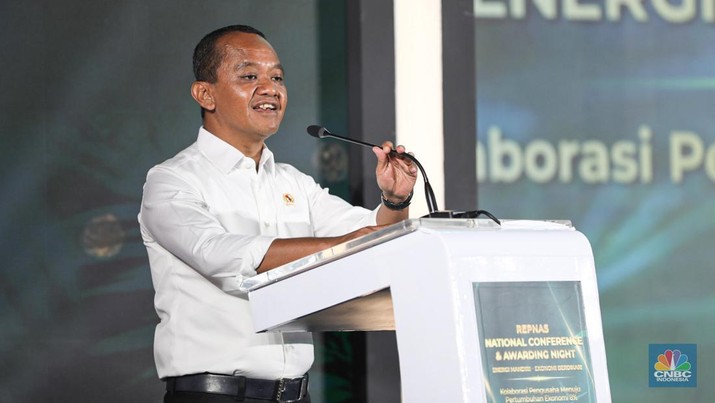 Menteri ESDM sekaligus Ketua Dewan Pembina REPNAS, Bahlil Lahadalia memberikan sambutan dalam acara REPNAS National Conference & Awarding Night Energi Mandiri - Ekonomi Berdikari di Menara Bank Mega, Jakarta, Senin (14/10/2024). (CNBC Indonesia/Tri Susilo)