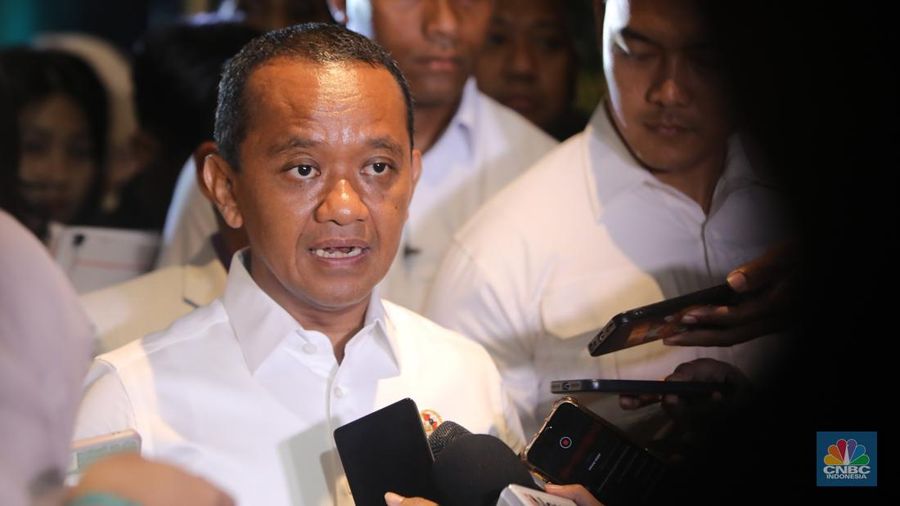 Menteri ESDM sekaligus Ketua Dewan Pembina REPNAS, Bahlil Lahadalia usai menghadiri acara REPNAS National Conference & Awarding Night Energi Mandiri - Ekonomi Berdikari di Menara Bank Mega, Jakarta, Senin (14/10/2024). (CNBC Indonesia/Faisal Rahman)