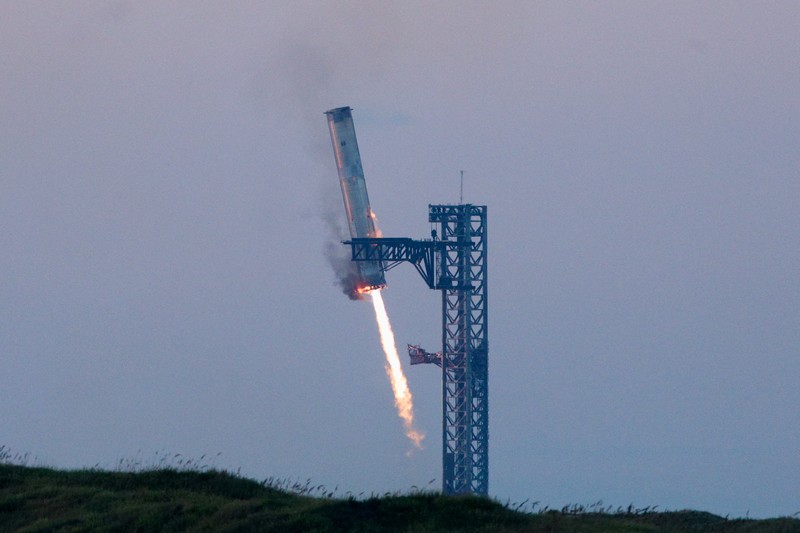 Starship milik SpaceX lepas landas selama uji terbang kelimanya, di Boca Chica, Texas, AS, 13 Oktober 2024. (REUTERS/Kaylee Greenlee Beal)