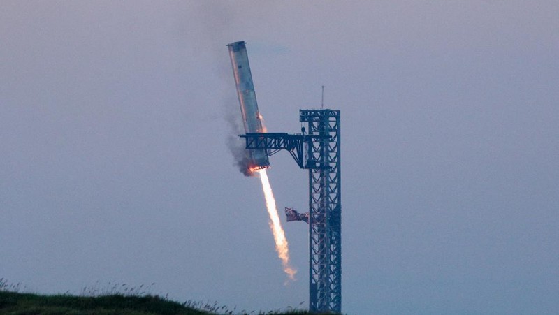 Starship milik SpaceX lepas landas selama uji terbang kelimanya, di Boca Chica, Texas, AS, 13 Oktober 2024. (REUTERS/Kaylee Greenlee Beal)