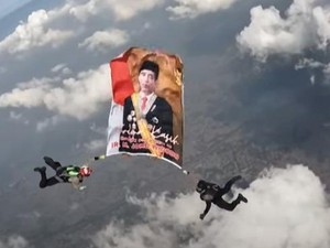 Potret Raksasa Presiden Jokowi dan Prabowo Dikibarkan di Langit