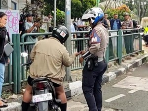 Detik-detik Pemotor di Bogor Hindari Razia, Nyaris Tabrak lalu Salami Polisi