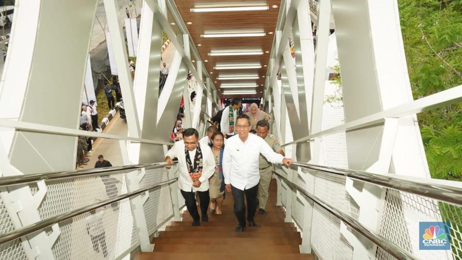 Penjabat (Pj) Gubernur DKI Jakarta, Heru Budi meresmikan Jembatan Penyebrangan Orang (JPO) Southgate-Tanjung Barat yang menghubungkan area AEON Mall dan Stasiun KAI Tanjung Barat, Jakarta Selatan, Senin (14/10). (CNBC Indonesia/Lynda Hasibuan)