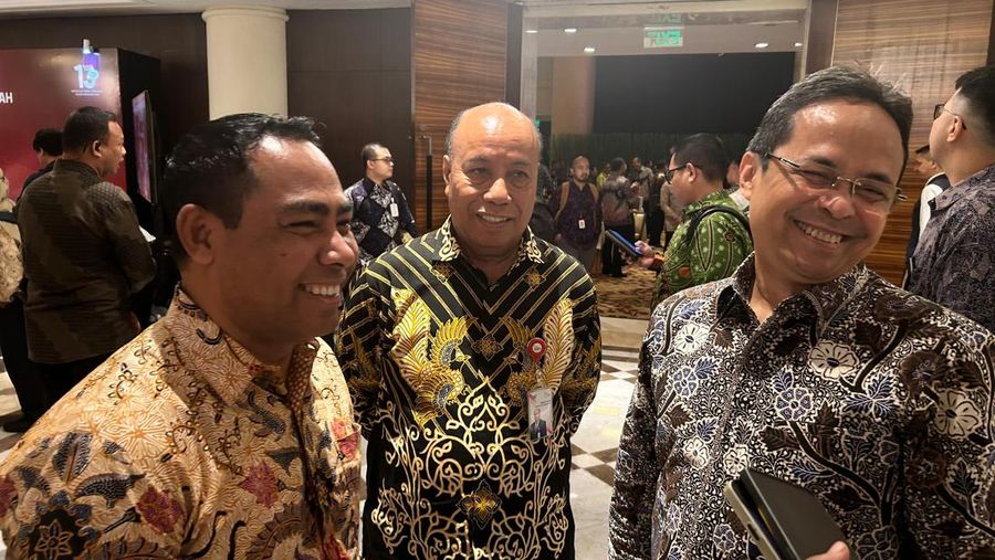 Plt. Dirut Bank NTT, Yohanis Landu Praing (kiri) Komisaris Independen Bank NTT Frans Gana (tengah), dan Dirut Bank DKI Agus H Widodo di acara Peluncuran Roadmap BPD 2024-2027, Grand Hyatt, Senin (14/10/2024). (CNBC Indonesia/Zefanya Aprilia)