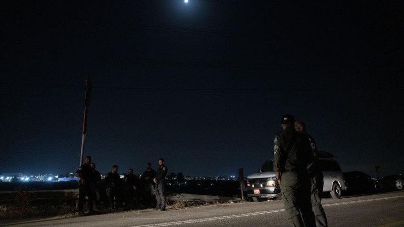Polisi Israel mengamankan lokasi serangan pesawat nirawak di dekat kota Binyamina di Israel utara, pada 13 Oktober 2024, di tengah perang yang terus berlanjut antara Israel dan Hizbullah. Sebuah layanan penyelamatan sukarelawan Israel pada 13 Oktober mengatakan lebih dari 60 orang terluka di selatan Haifa, tempat Hizbullah sebelumnya mengatakan pihaknya menargetkan pangkalan militer dengan serangan pesawat nirawak. (Photo by Oren ZIV / AFP)