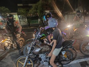 Balap Liar di Surabaya Dibubarkan, 8 Pemuda dan Motornya Diamankan