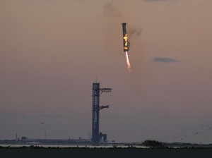 Video SpaceX Torehkan Sejarah Baru: Pendorong Starship Berhasil Ditangkap