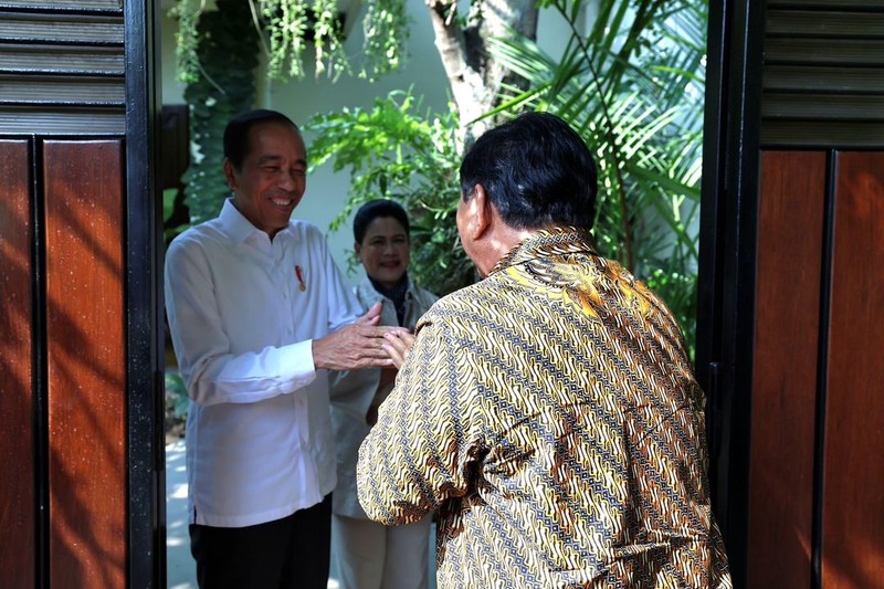 Prabowo Subianto berkunjung ke kediaman Presiden Joko Widodo (Jokowi) di Solo, Minggu (13/10/2024). (Instagram @jokowi)