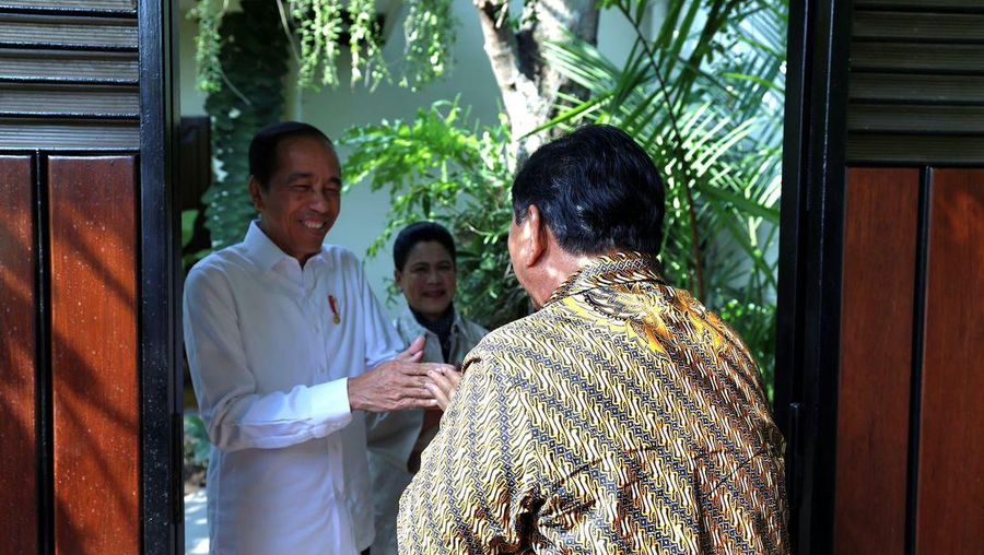 Prabowo Subianto berkunjung ke kediaman Presiden Joko Widodo (Jokowi) di Solo, Minggu (13/10/2024). (Instagram @jokowi)