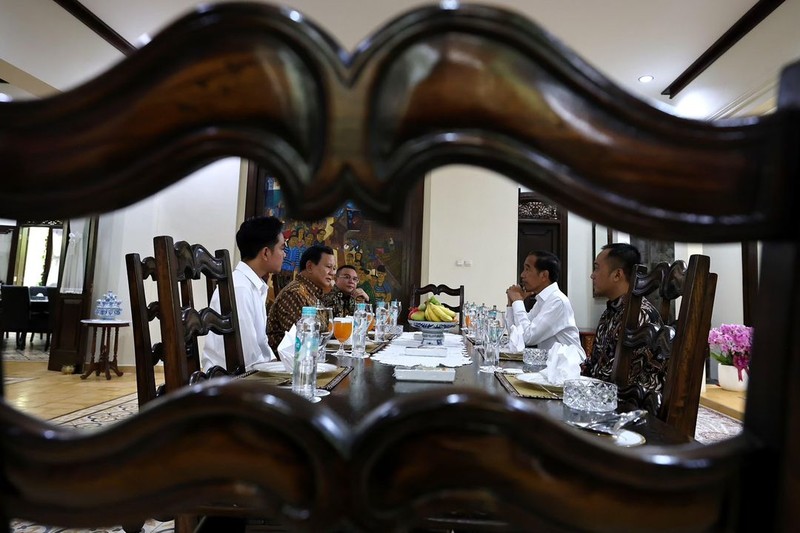 Prabowo Subianto berkunjung ke kediaman Presiden Joko Widodo (Jokowi) di Solo, Minggu (13/10/2024). (Instagram @jokowi)