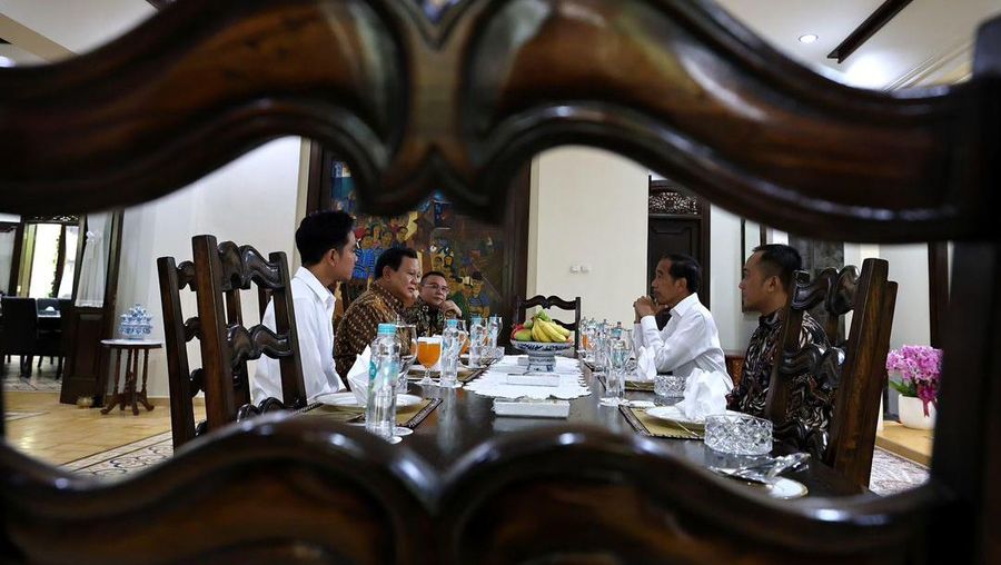 Prabowo Subianto berkunjung ke kediaman Presiden Joko Widodo (Jokowi) di Solo, Minggu (13/10/2024). (Instagram @jokowi)