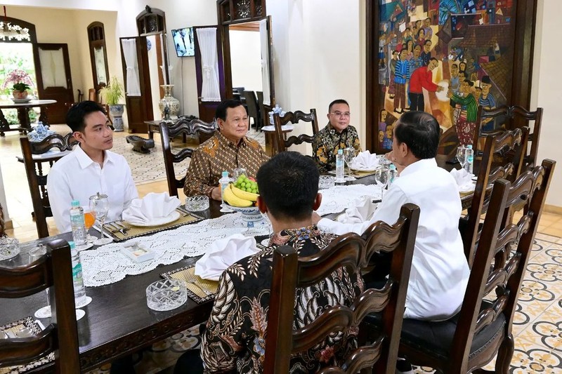 Prabowo Subianto berkunjung ke kediaman Presiden Joko Widodo (Jokowi) di Solo, Minggu (13/10/2024). (Instagram @jokowi)
