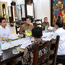Potret Prabowo Kunjungi Rumah Jokowi di Solo, Gibran Mendampingi