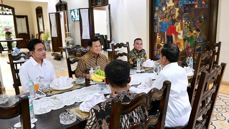 Prabowo Subianto berkunjung ke kediaman Presiden Joko Widodo (Jokowi) di Solo, Minggu (13/10/2024). (Instagram @jokowi)