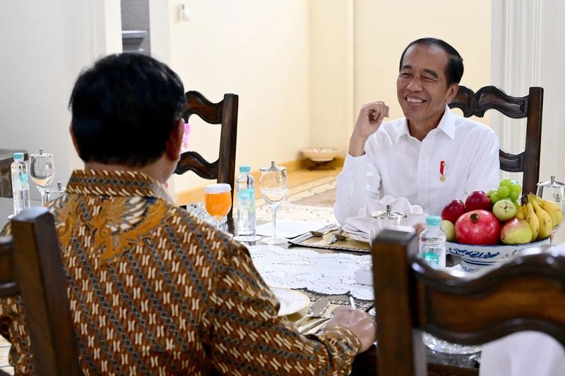 Prabowo Subianto berkunjung ke kediaman Presiden Joko Widodo (Jokowi) di Solo, Minggu (13/10/2024). (Instagram @jokowi)