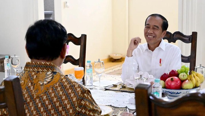 Prabowo Subianto berkunjung ke kediaman Presiden Joko Widodo (Jokowi) di Solo, Minggu (13/10/2024). (Instagram @jokowi)